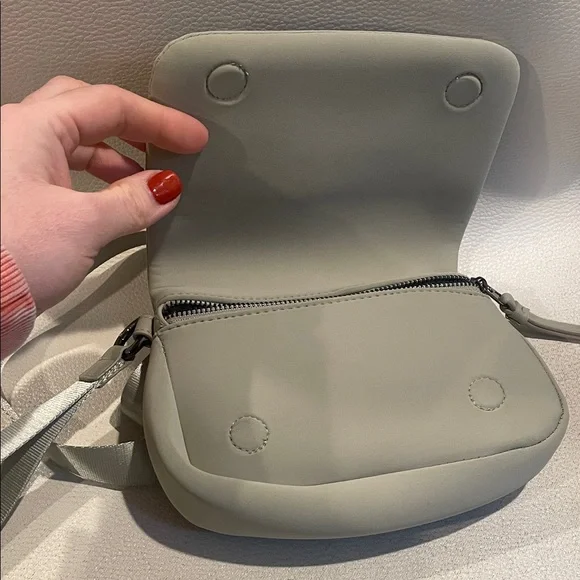 New Seafoam Green Crossbody Bag with Adjustable Strap Wristlet - Picture 4 of 12